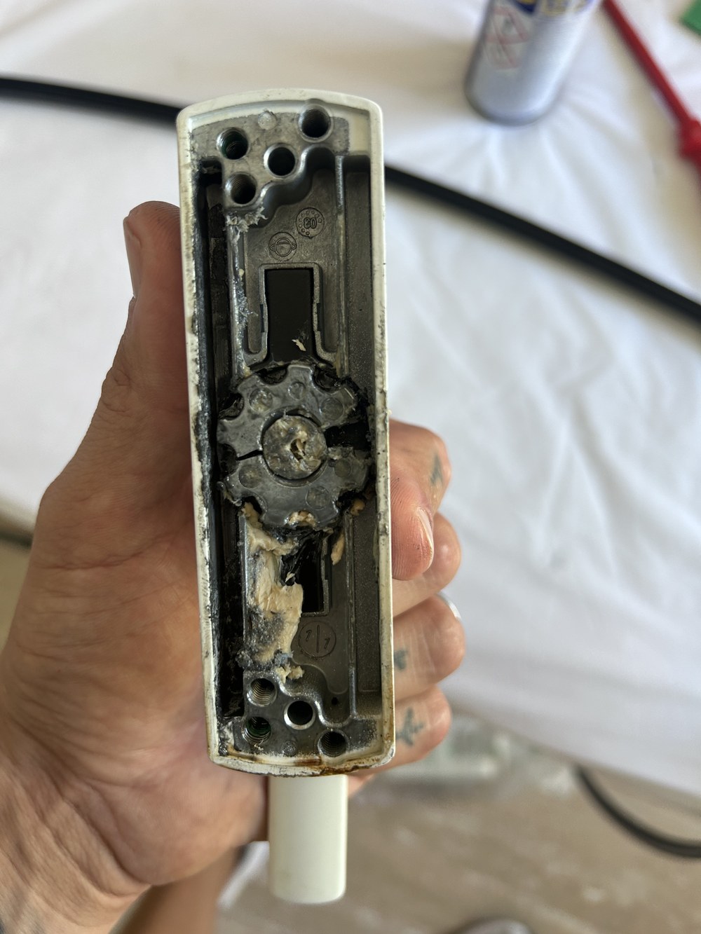 Mecanismo de un cierre de aluminio deteriorado y desmontado