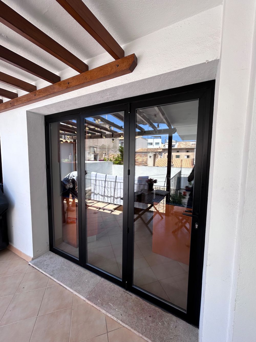 Puerta de aluminio negro instalada con acristalamiento