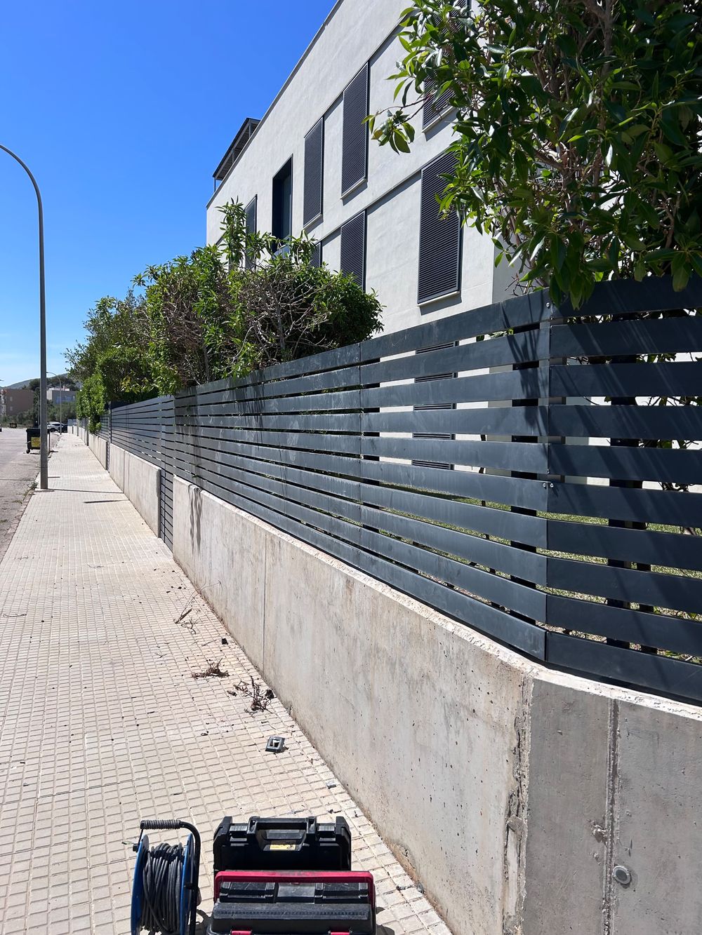 Valla de lamas de aluminio junto a una vivienda