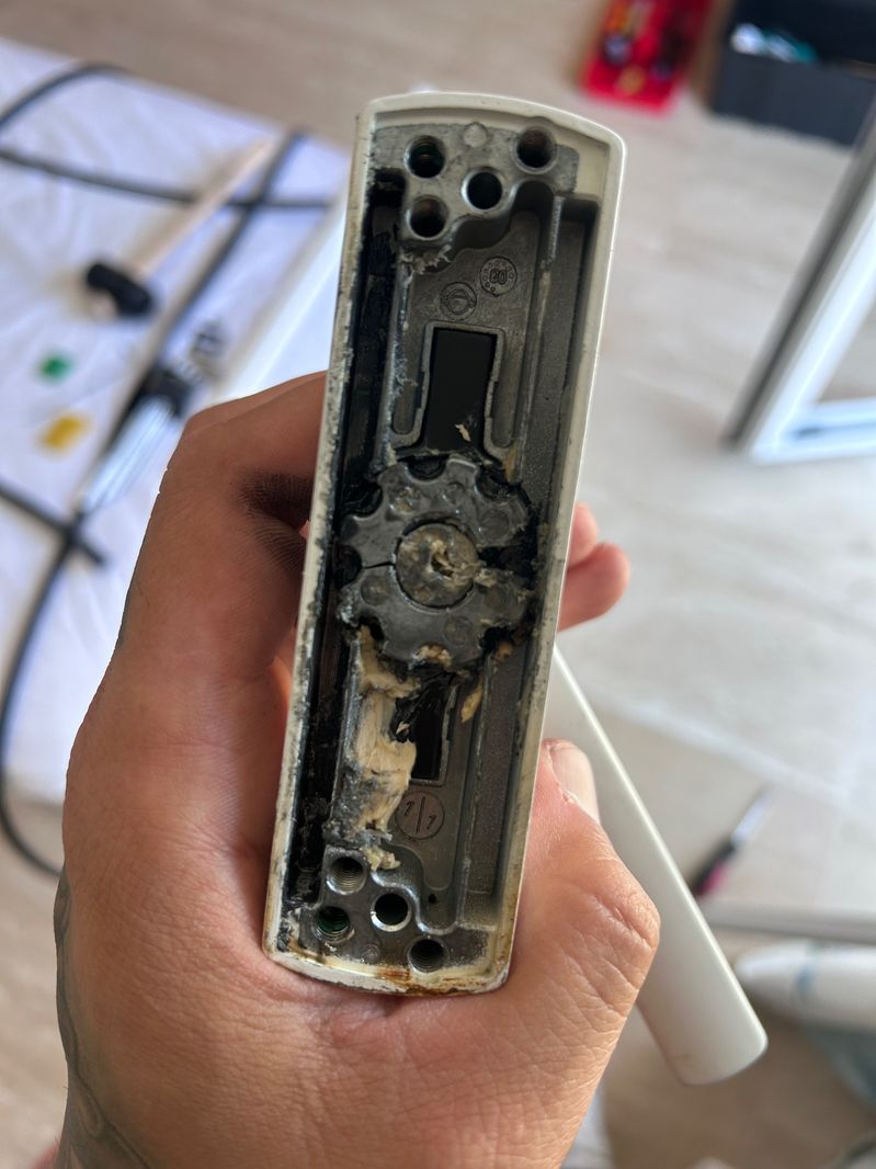 Mecanismo deteriorado de una maneta de aluminio durante su reparación
