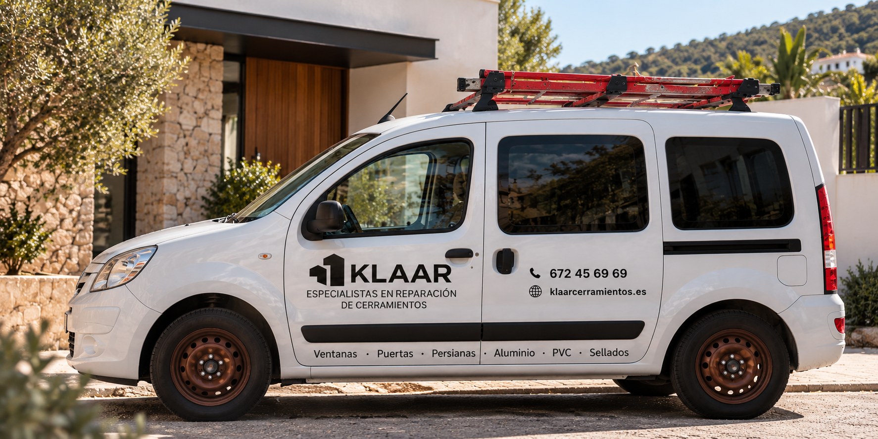 Furgoneta de KLAAR aparcada frente a una vivienda