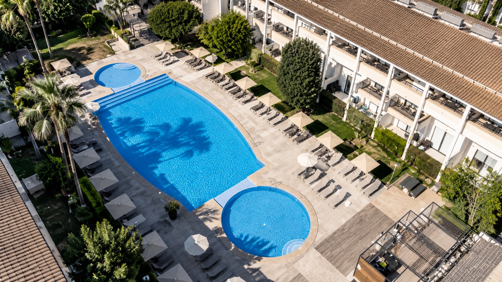 Vista aérea de una comunidad residencial con piscina y zonas comunes
