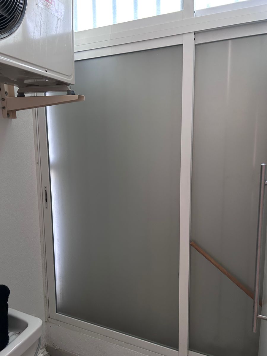Cerramiento de aluminio con vidrio vinilado para mayor privacidad